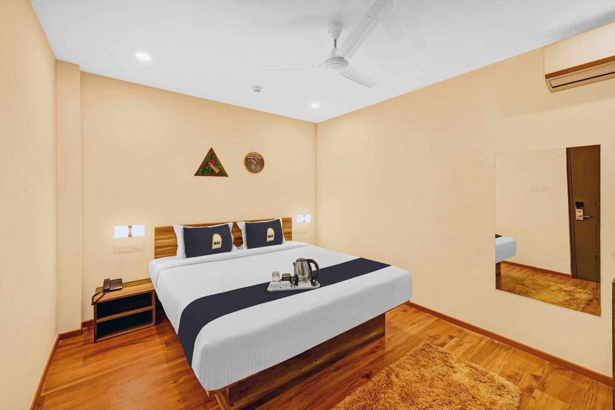 Super Townhouse Oak Hillside Aqua Hotel Khandagiri Exterior foto